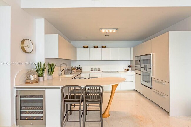 Building Photo - 16901 Collins Ave