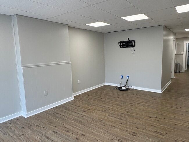 Family room w/ TV Mount - 709 7th Ave