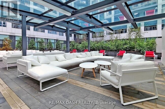 Building Photo - 576 Front St W