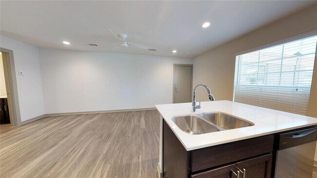 Foto del edificio - 6304 Prospect Ave