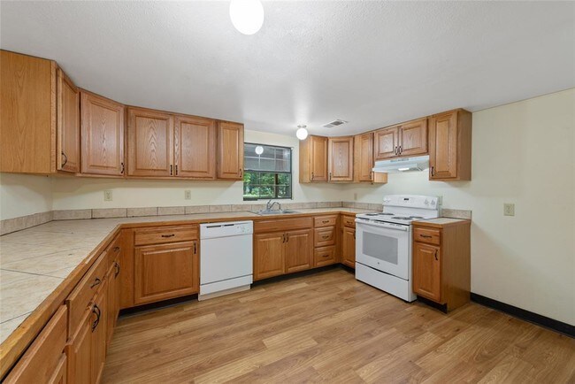 Building Photo - 15977 Oak Creek Cir