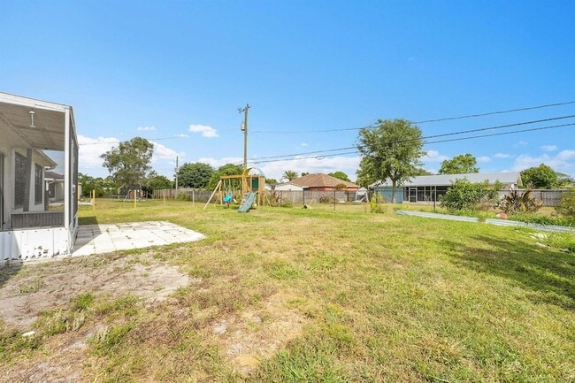 Building Photo - 333 SW Dwight Ave