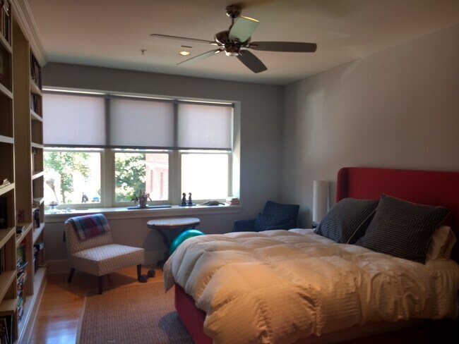 Dormitorio principal con luz de la mañana - 2516 Q St NW