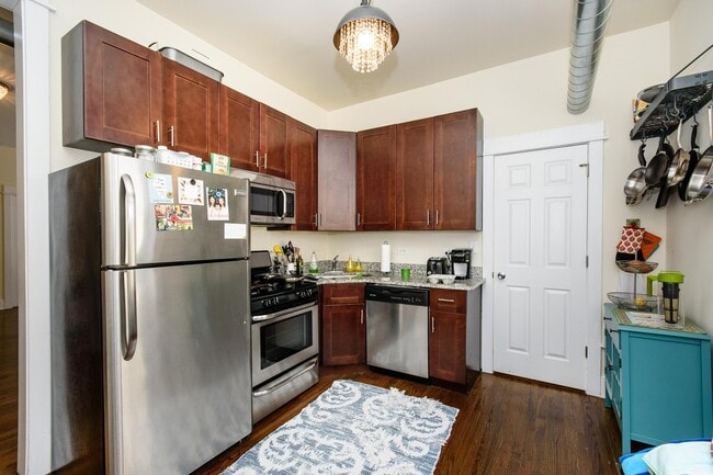 Top Floor 2bd/1bth Ukrainian Village, Avail August 1st! - Top Floor 2bd/1bth Ukrainian Village, Avail August 1st! Apartment
