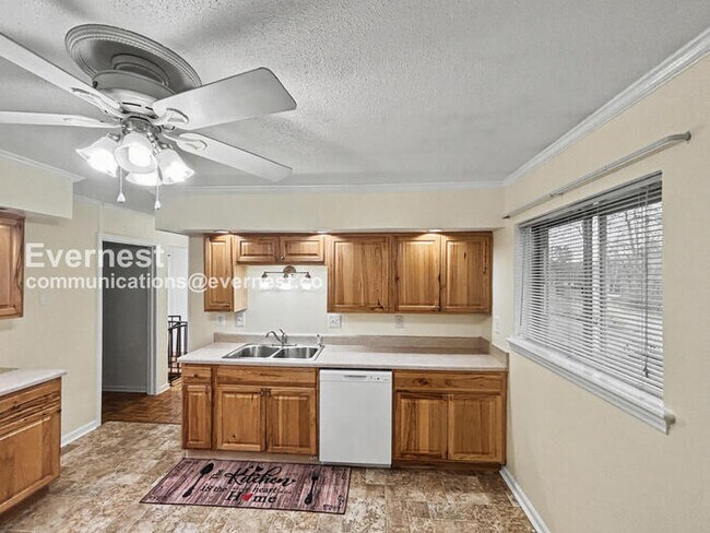 Building Photo - 3 Bed/2 Bath Home with Off-Street Parking / Pet-Friendly / Available Now!