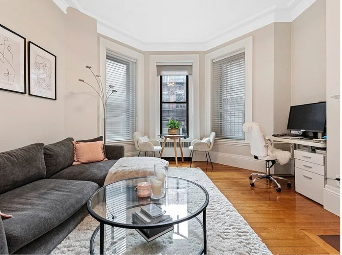 Primary Photo - Elegant Back Bay 1-Bed in Historic Victori...