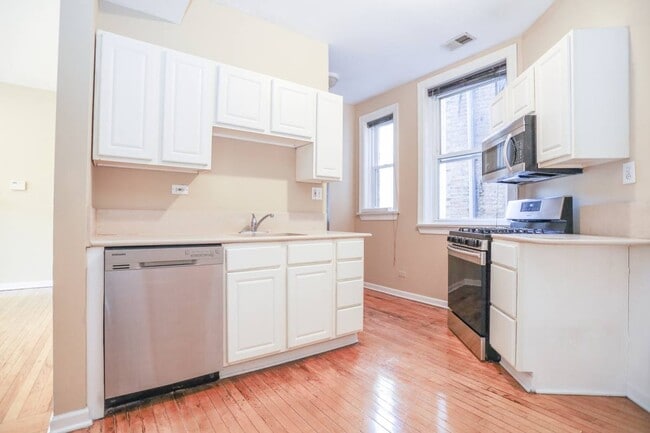 Foto del edificio - 5868 N Ridge Ave