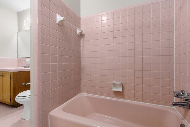 Foto del edificio - Celeste Manor - 1 Bedroom / 1 Bathroom Apartment