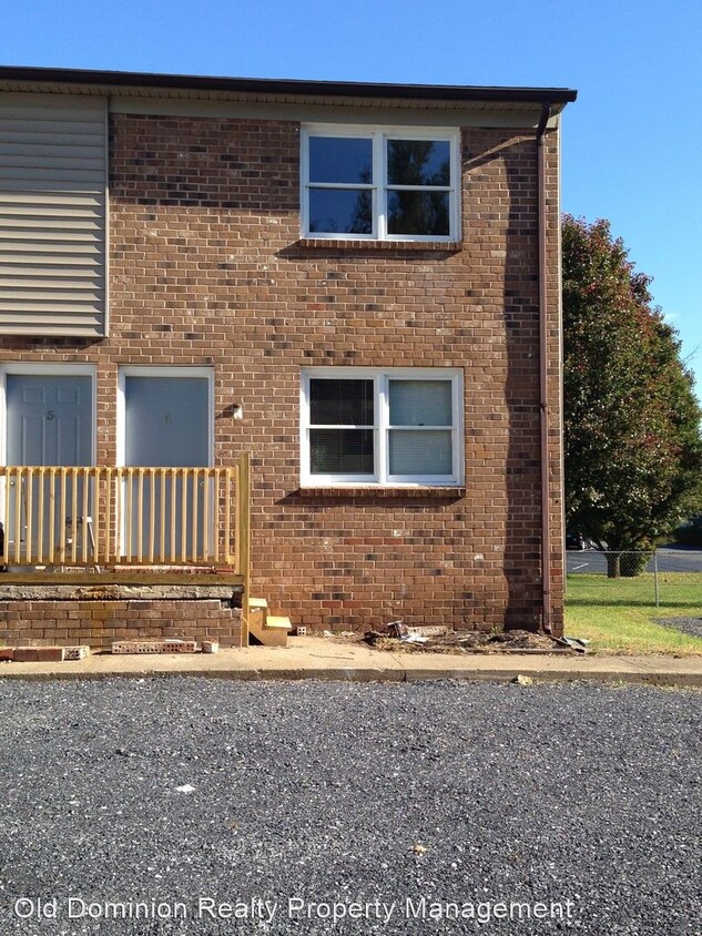 Primary Photo - 2 br, 1 bath House - 100 East Riverside Dr...