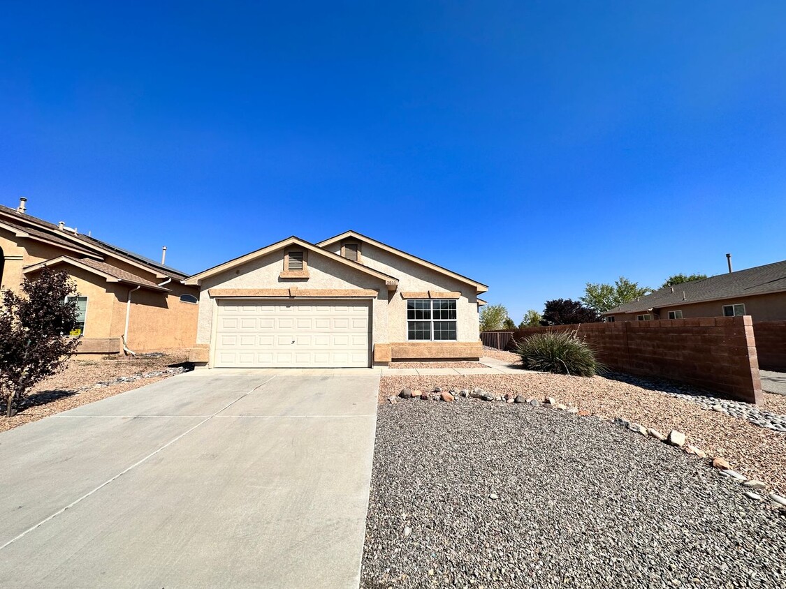 Foto principal - 3 bed 2 bath home in Huning Ranch! Move in...