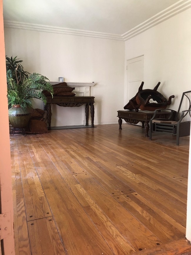 Building Photo - 146 South Canon Drive, Unit 1BR