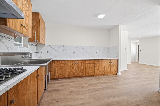 Foto del edificio - 7950 Longridge Dr