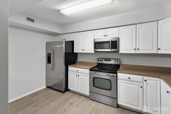 Building Photo - 3231 Sayre Dr