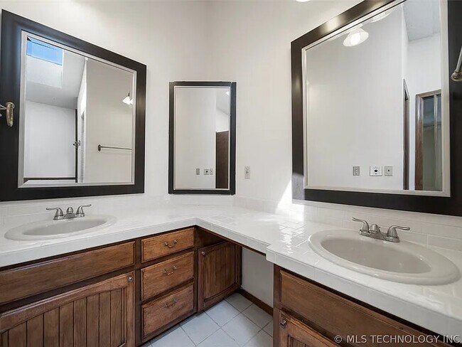 Foto del edificio - 6019 E 79th St