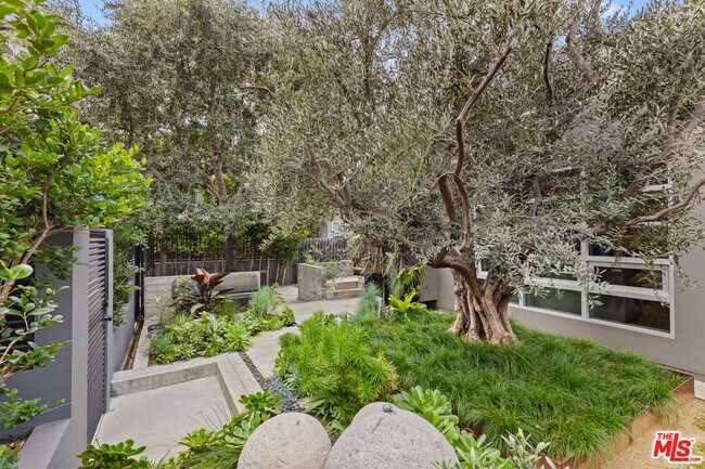 Building Photo - 329 Westbourne Dr