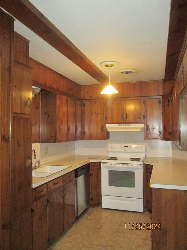 Building Photo - TRIPLEX UNIT - 2 Bedroom, 1 Bath, Carport