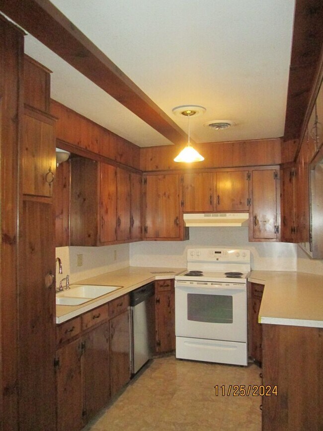 Foto del edificio - TRIPLEX UNIT - 2 Bedroom, 1 Bath, Carport