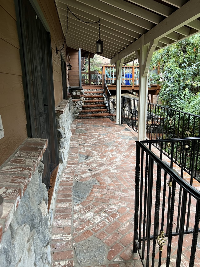 Veranda walkways all around - 9406 Ventura Way