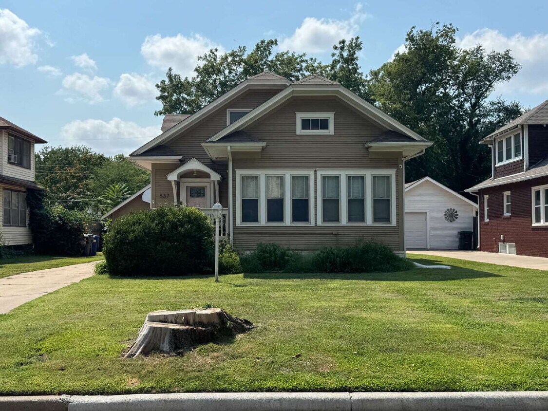 Building Photo - Charming 3-bedroom, 2-bathroom Bungalow st...