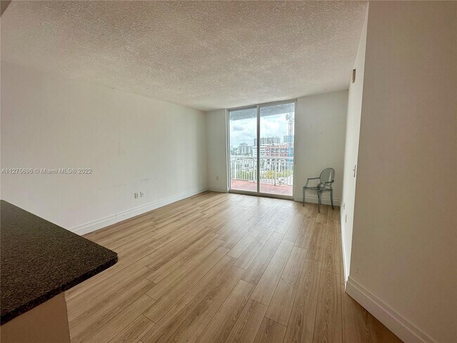 Foto del edificio - 275 NE 18th St