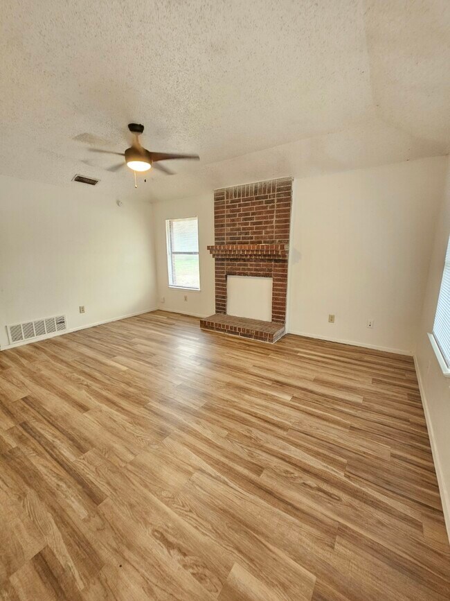 Building Photo - 8004 Hanon Dr
