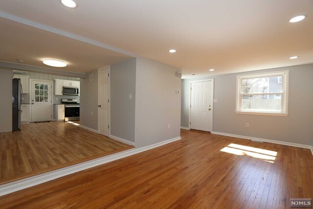 Building Photo - 166 Tenafly Rd