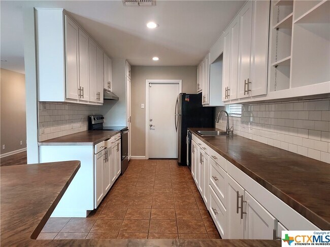Building Photo - 960 Spring Hill Dr