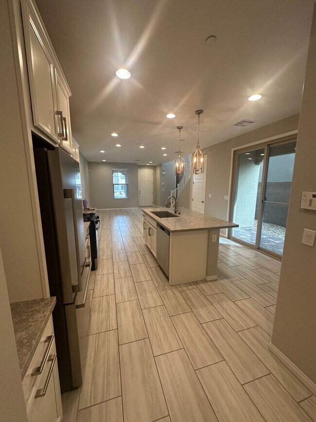 Building Photo - Newer home