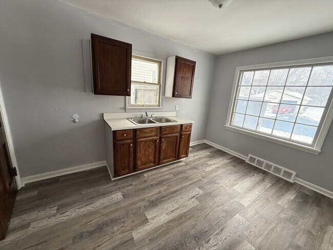 Building Photo - 2bd Single Lee/Harvard Vouchers Only