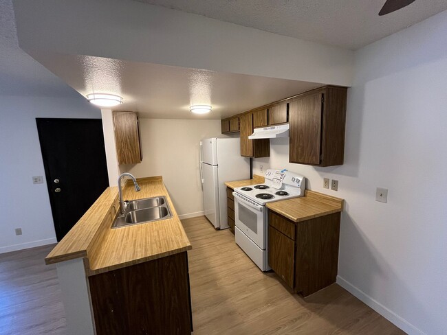 Building Photo - Beautiful 2 Bedrom Unit!