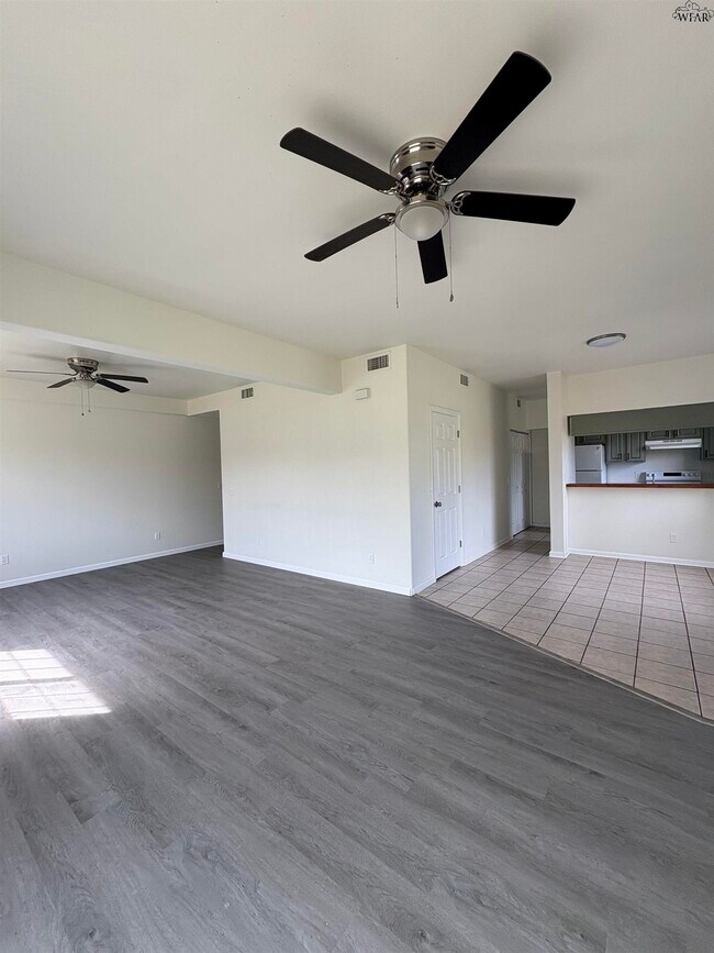 Foto del edificio - 223 W Bryan Ave