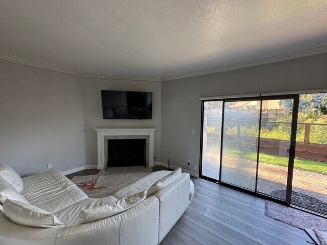 Foto del edificio - Tucked-away Beautiful Two-Story, 2bedroom,...