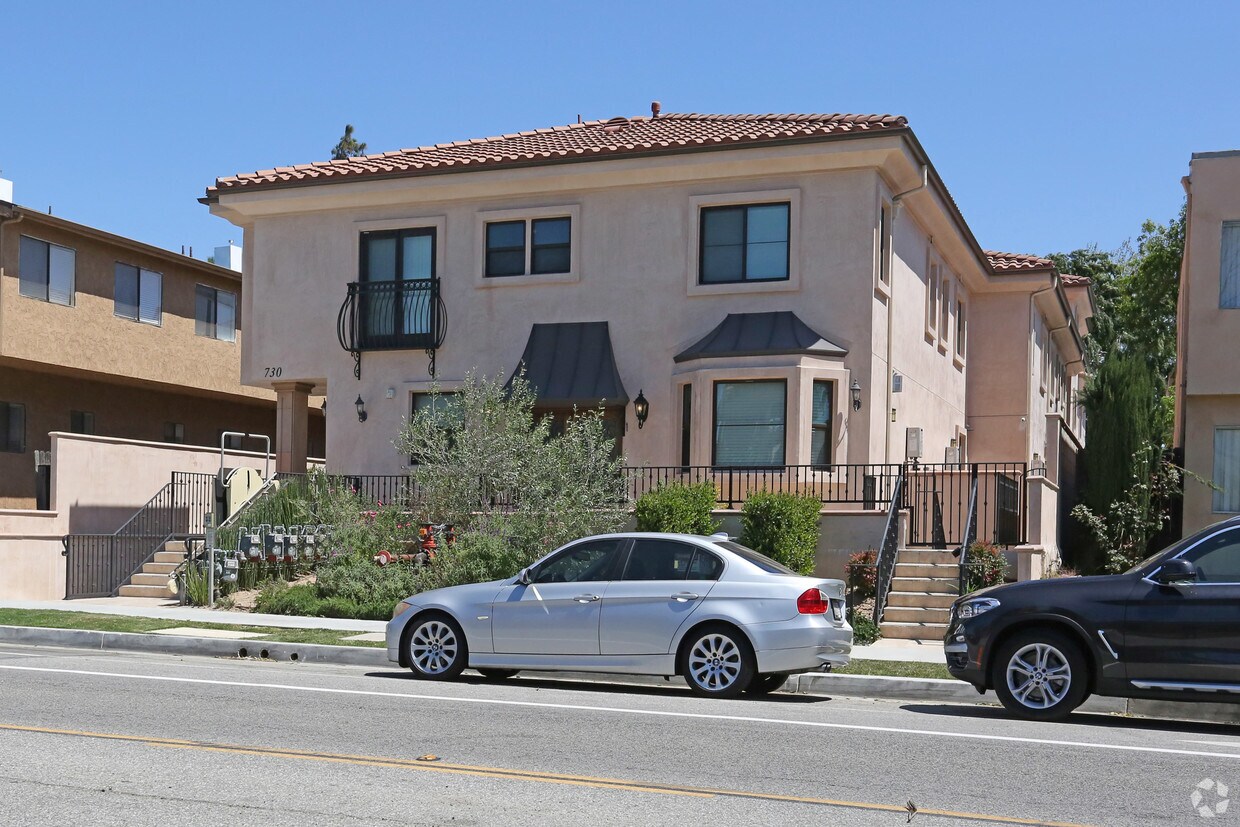 Building Photo - 730 S Marengo Ave