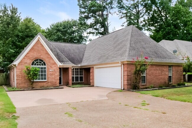 Building Photo - 1163 Carriage Dr S