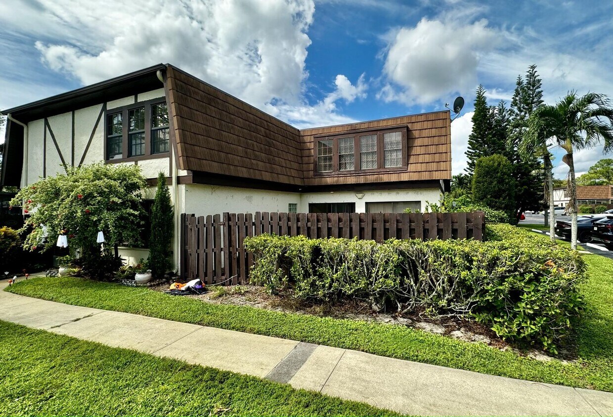 Primary Photo - 120 Weybridge Cir
