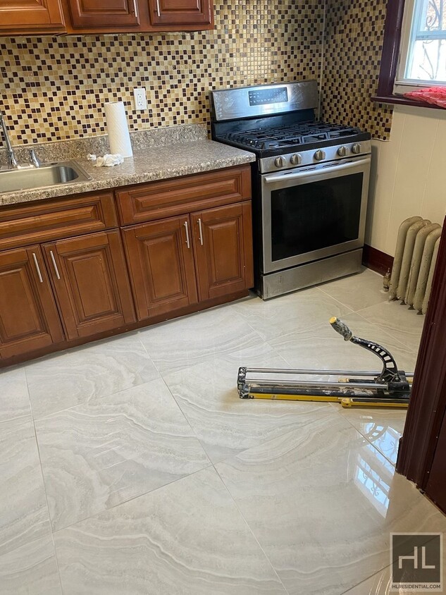 Primary Photo - VERY BRIGHT AND SPACIOUS 3 BEDROOMS LINDEN...