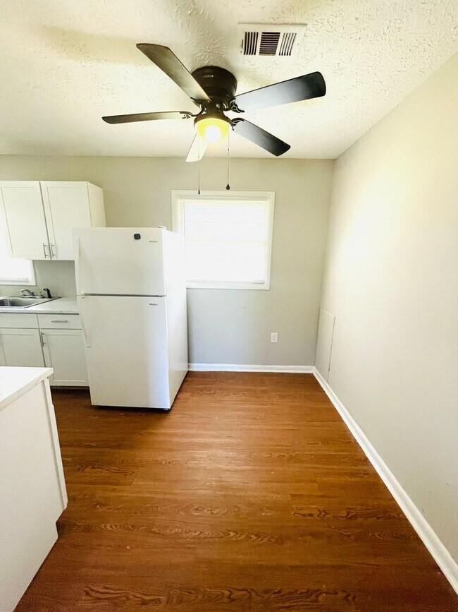Foto del edificio - ** 3 bed 1 bath located in Boylston ** Cal...