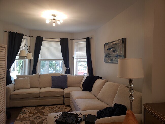 Foto del edificio - 2439 N Harding Ave