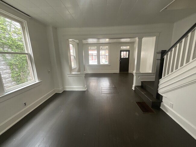 Foto del edificio - 328 E College Ave