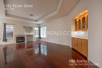 Building Photo - 1582 Peony Dr