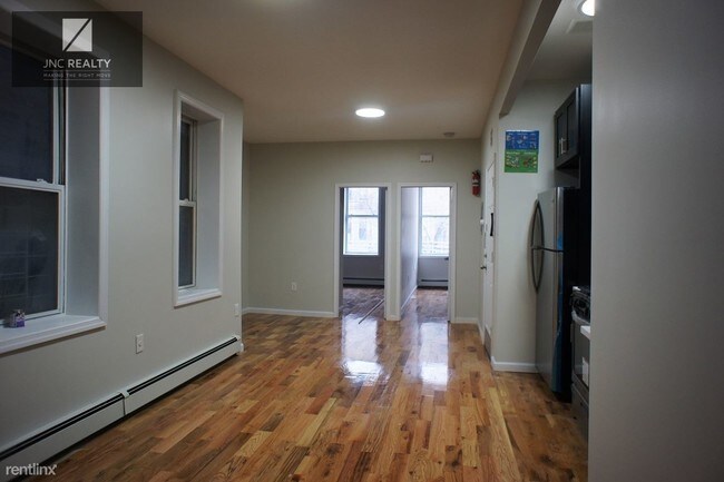 Foto del edificio - 5 br, 2 bath  - 1232 Saint Lawrence Ave