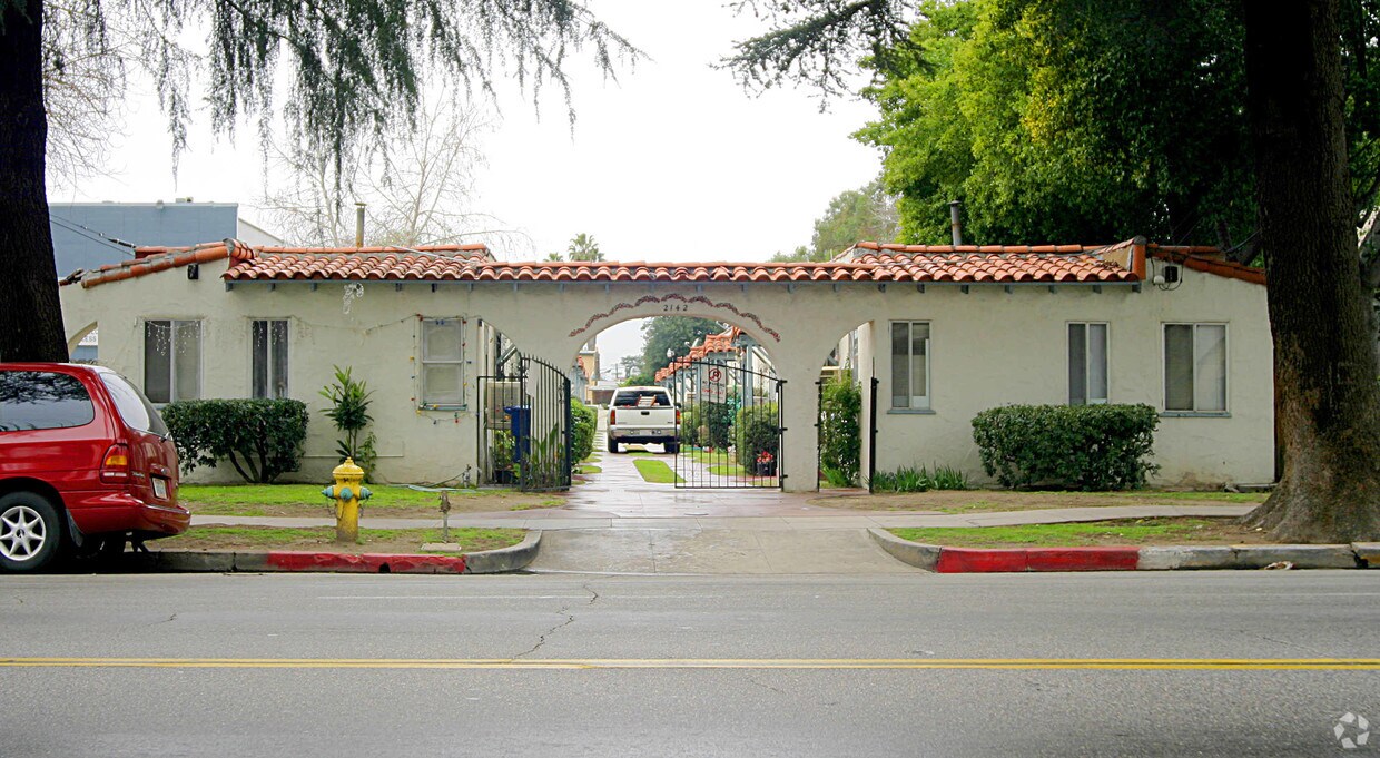 Building Photo - 2142 N Arrowhead Ave
