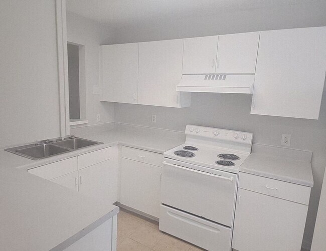 Building Photo - RENT SPECIAL! HAWTHORNE PARK GROUND LEVEL CONDO