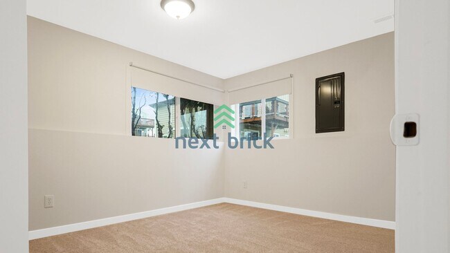 Foto del edificio - *LOWER UNIT ONLY, UPPER UNIT IS OCCUPIED* ...