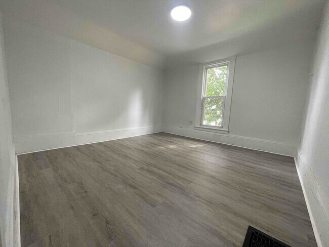 Building Photo - 608 3rd St