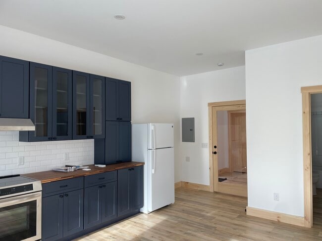 Kitchen with mud room/storage - 223 Huntley Rd