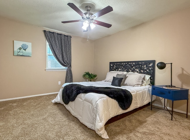 Building Photo - Hampton Court Apartments