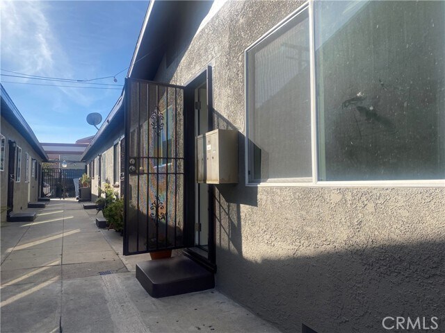 Building Photo - 324 E 21st St