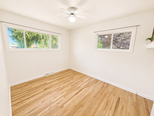 Foto del edificio - 12924 E 8th Ave
