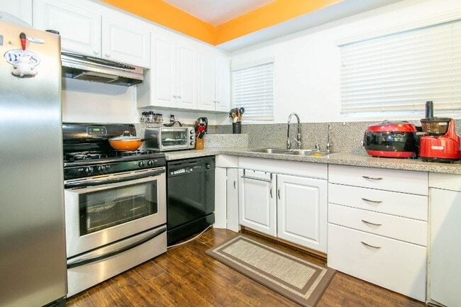 Building Photo - 446 S St Andrews Pl